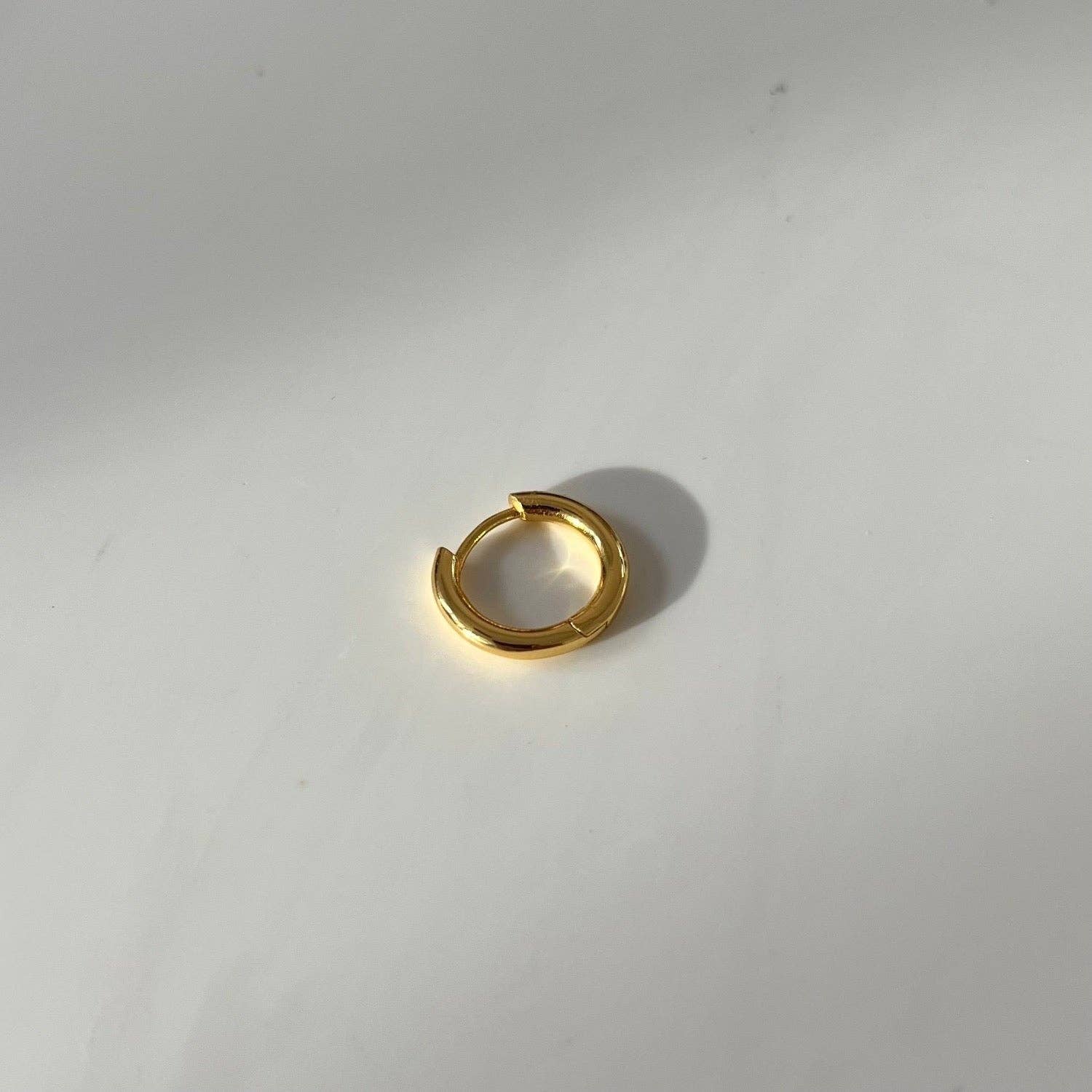 Chunky Gold Hoop Earrings (15MM) (PAIR) | Twisted Pendant