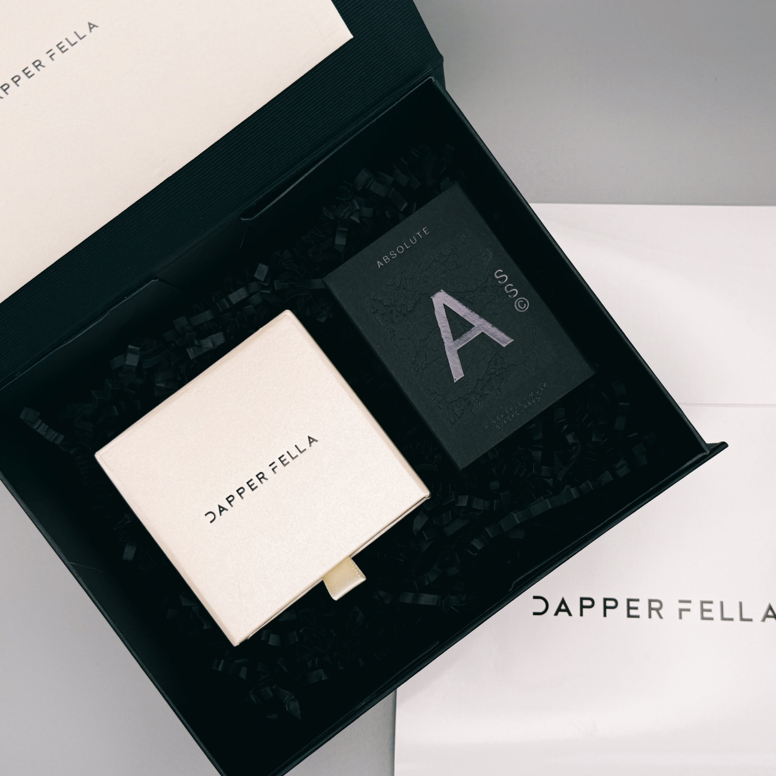 THE SMELL GOOD GIFT BOX ( NECKLACE & COLOGNE)