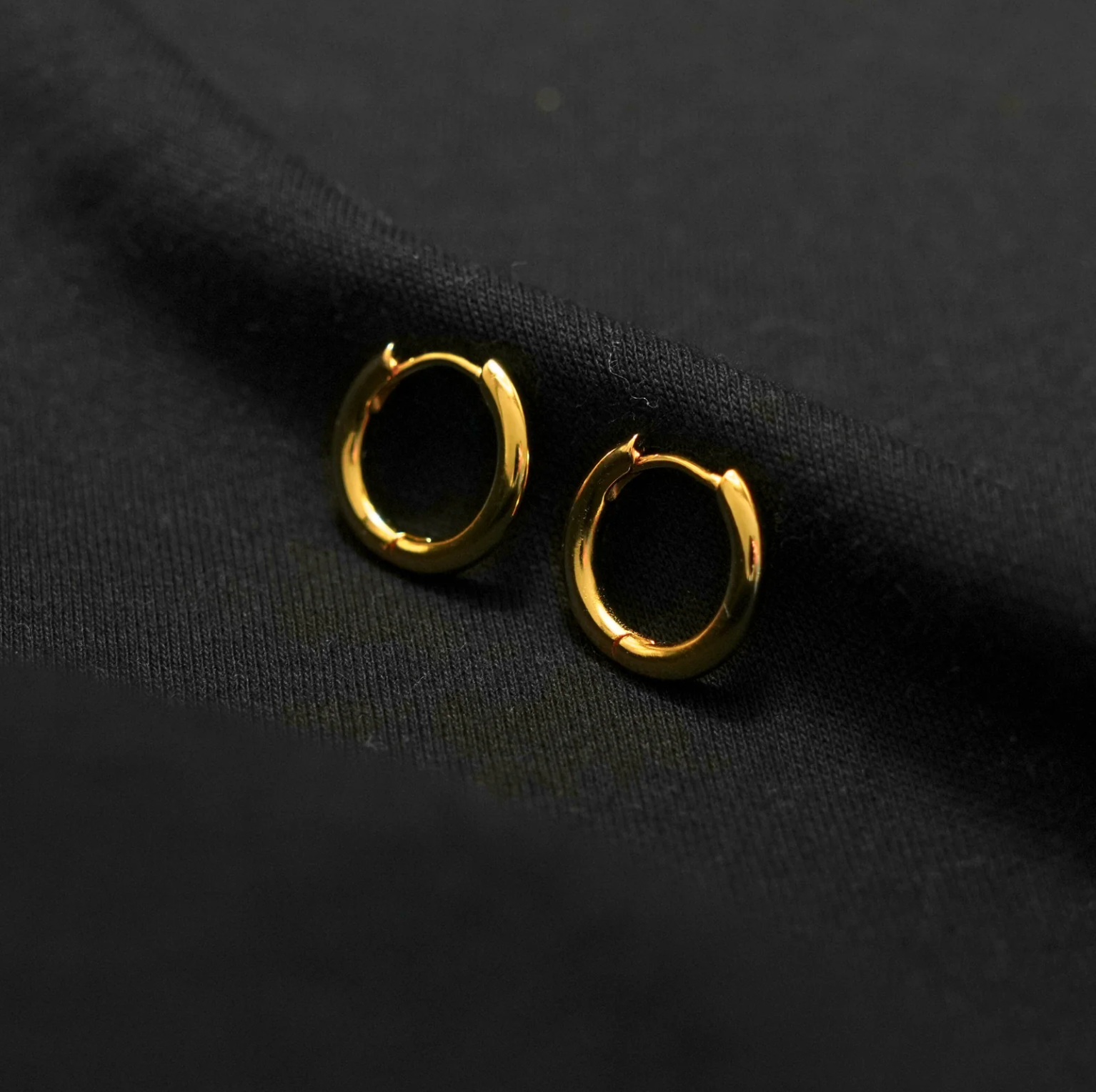 Chunky Gold Hoop Earrings (15MM) (PAIR) | Twisted Pendant