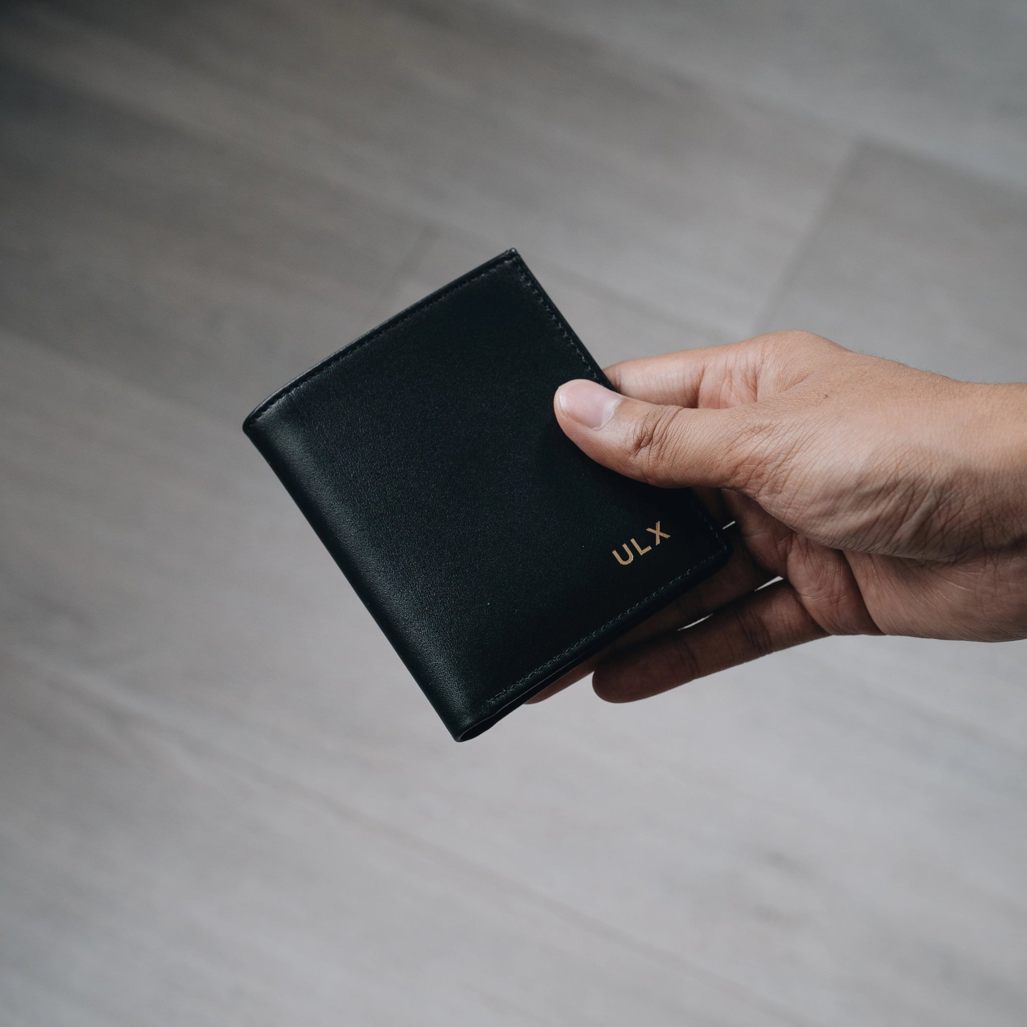 Compact Leather Bifold Wallet - Black & Gold - Dapperfella