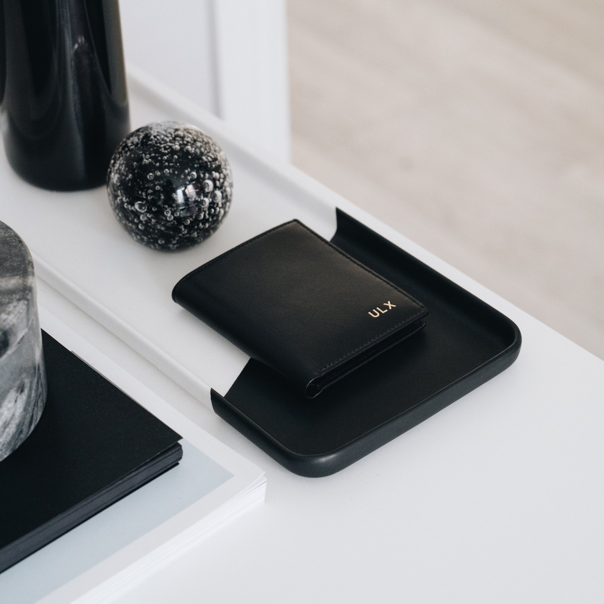Compact Leather Bifold Wallet - Black & Gold - Dapperfella
