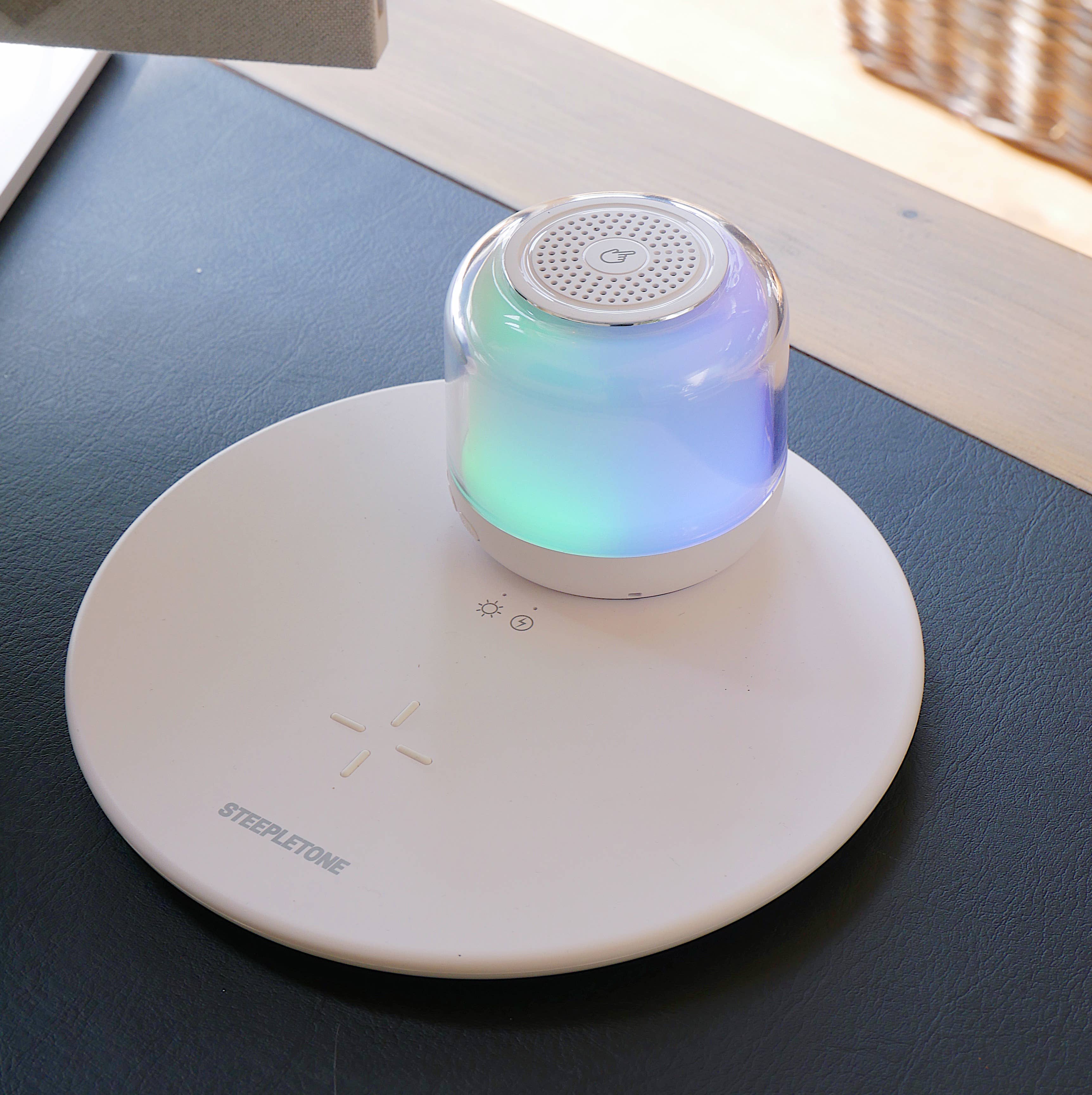 CHARGE & PLAY - Wireless Charger & Bluetooth Speaker